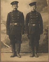 Семяшкин Степан Иванович (1894*-1916*), д. Вертеп (слева)