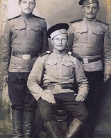 Семяшкин Федот Никитич (стоит справа) (1887-18.12.1980), Сизябск-Кушшор; Вокуев Петр Яковлевич (сидит), Сизябск